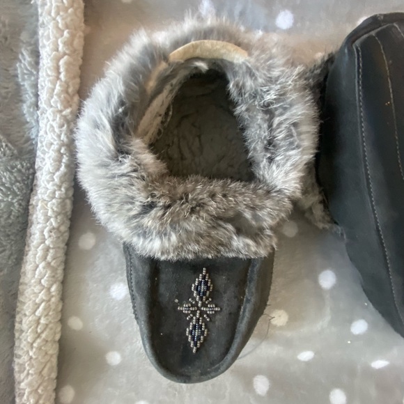 Manitoba Mukluks Size 8/9 slippers - Picture 3 of 9